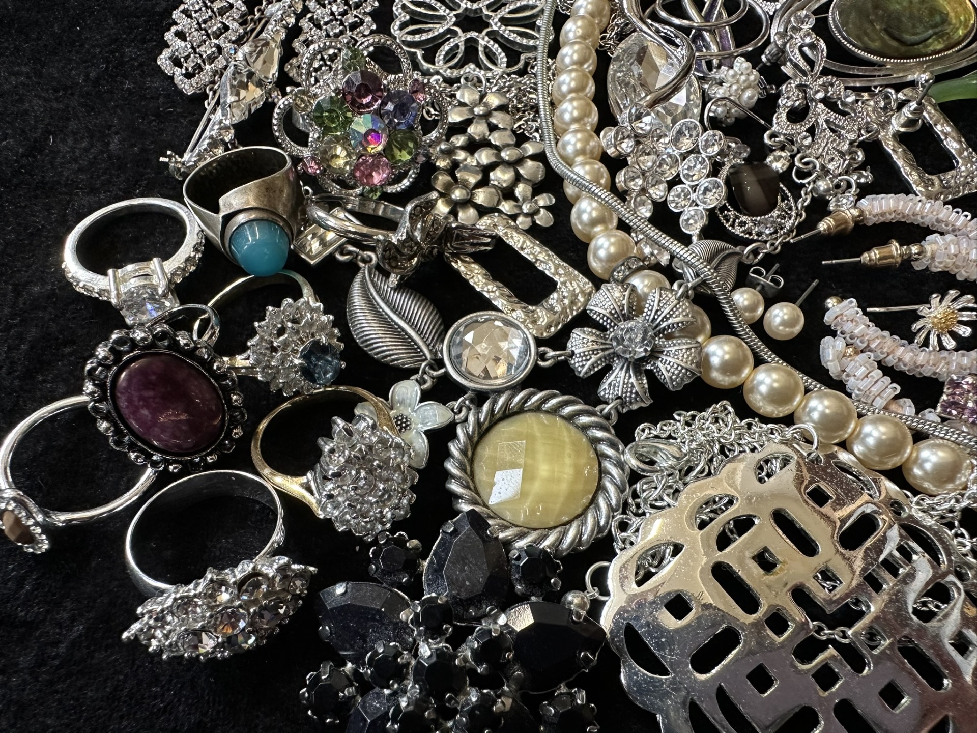 A Collection of Vintage Costume Jeweller - Image 3 of 12