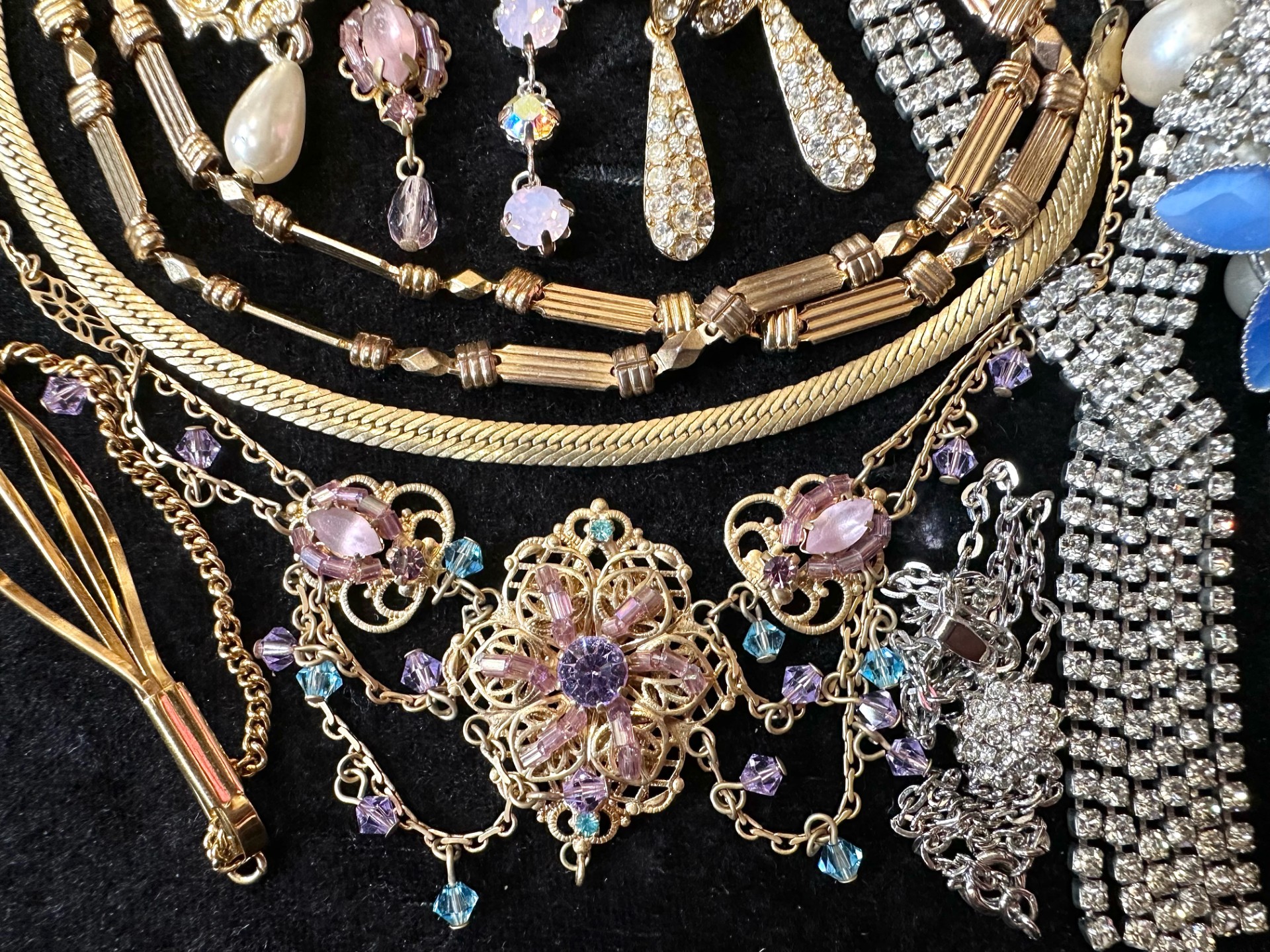 A Collection of Vintage Costume Jeweller - Image 4 of 10