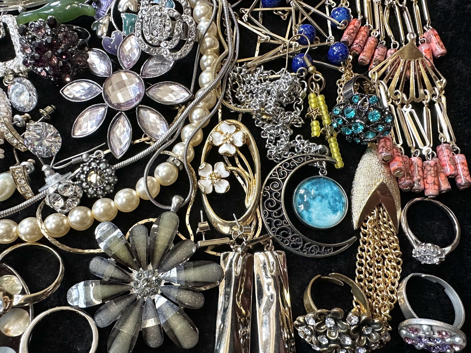 A Collection of Vintage Costume Jeweller - Image 6 of 12