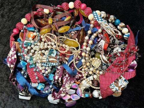 Box of Vintage Costume Jewellery, compri