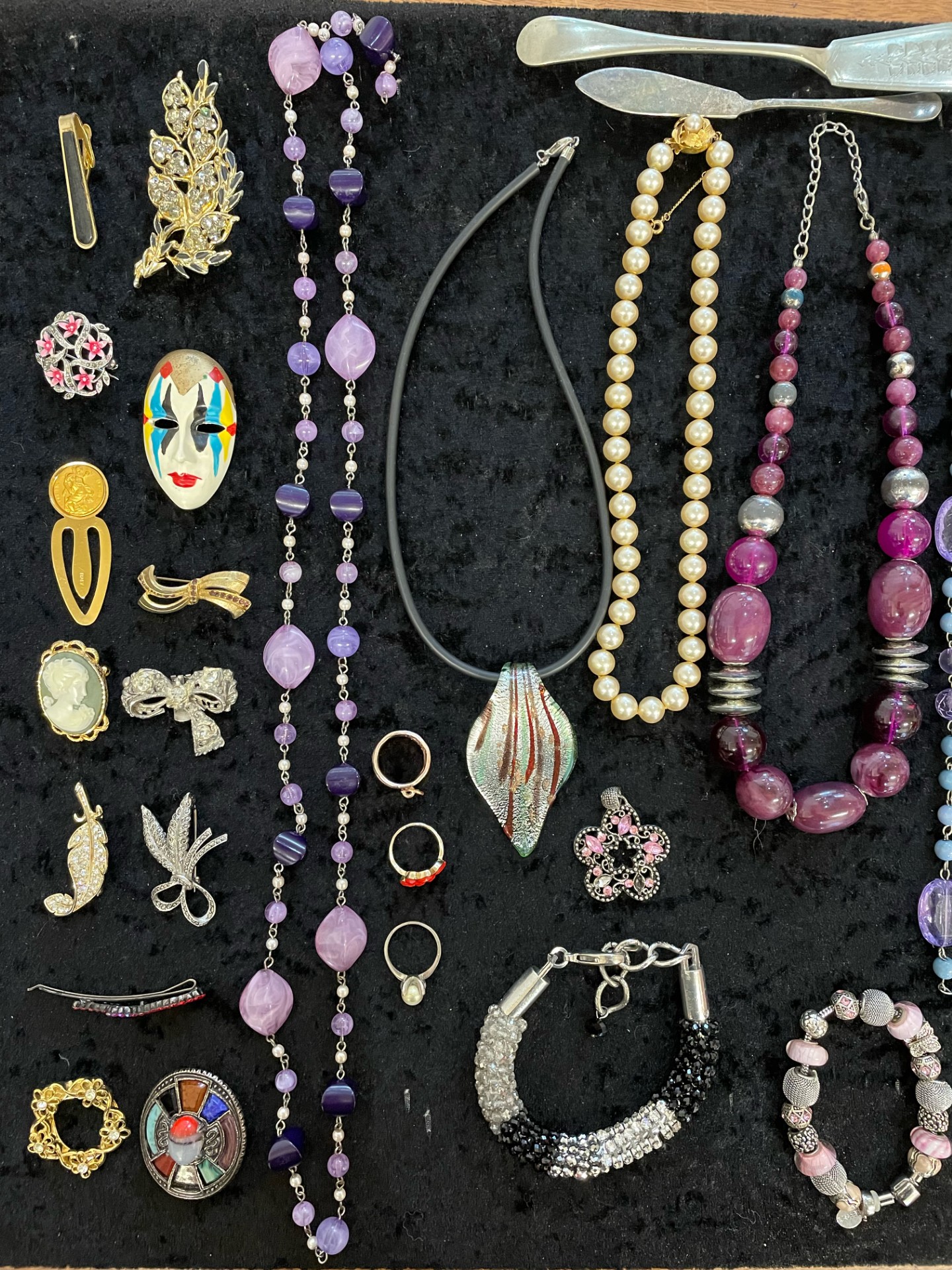 Box of Quality Vintage Costume Jewellery, including necklaces, chains, pearls, beads, bracelets, - Image 2 of 4