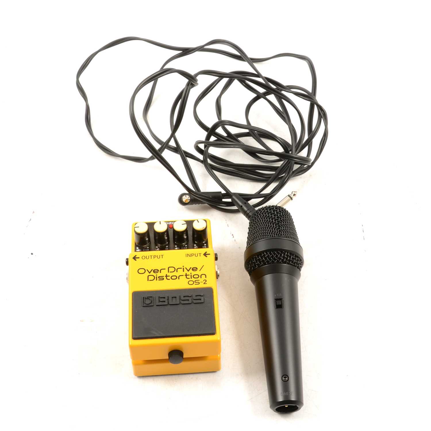 Boss OS-2 pedal, Lewitt microphone, other guitar accessories.