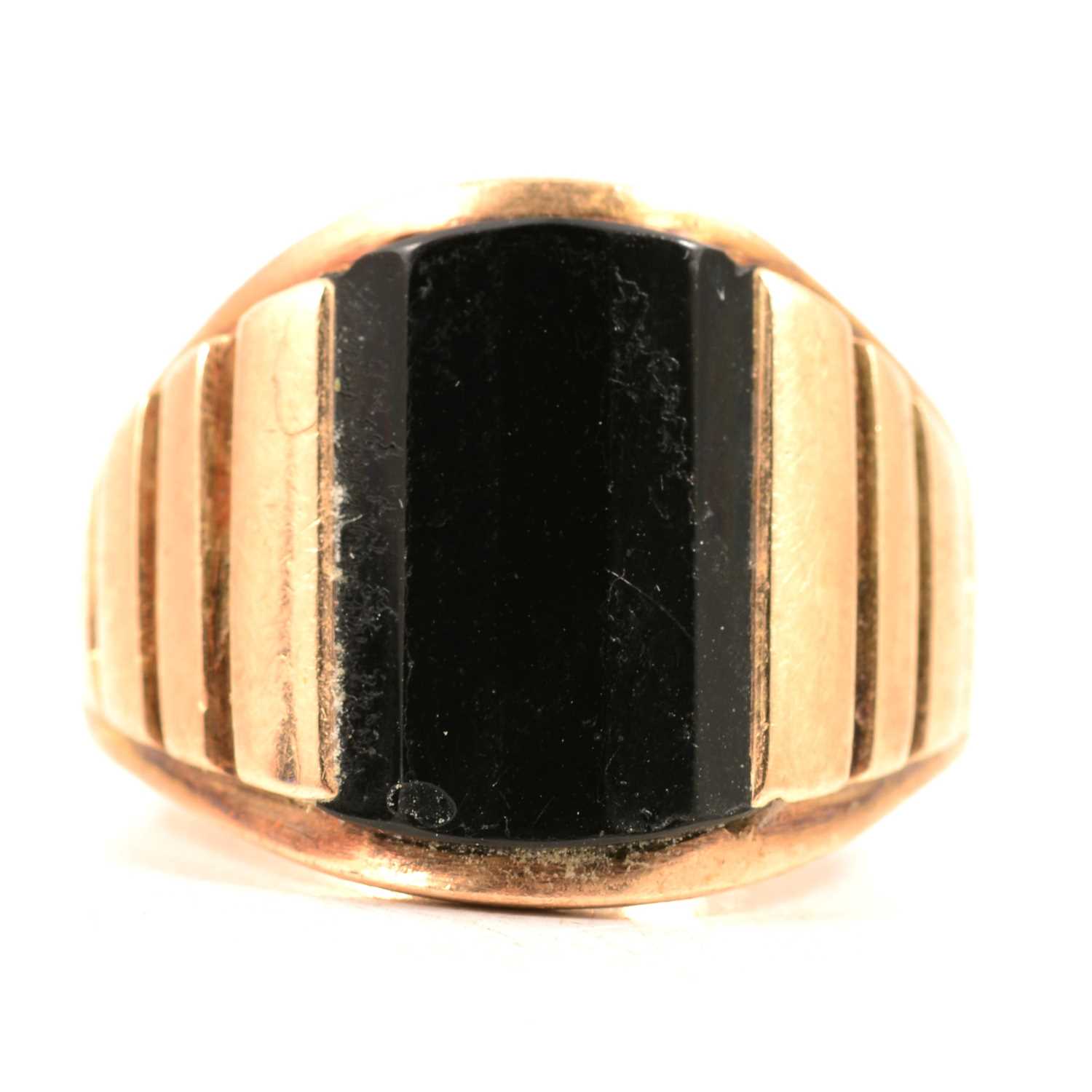 A 9 carat yellow gold onyx signet ring.