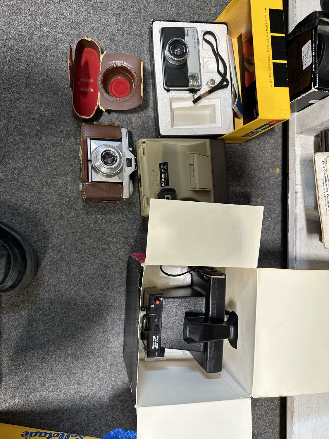 Assorted cameras and binoculars, - Image 3 of 3