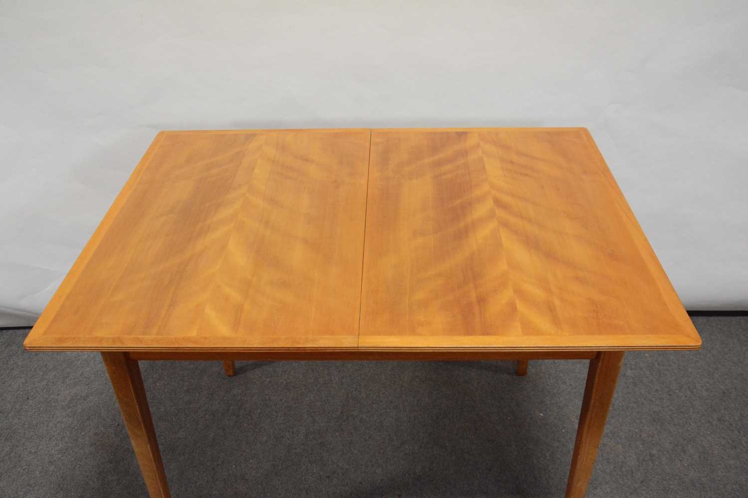 Mid-century flame veneer extending dining table, possibly Gordon Russell - Image 2 of 2