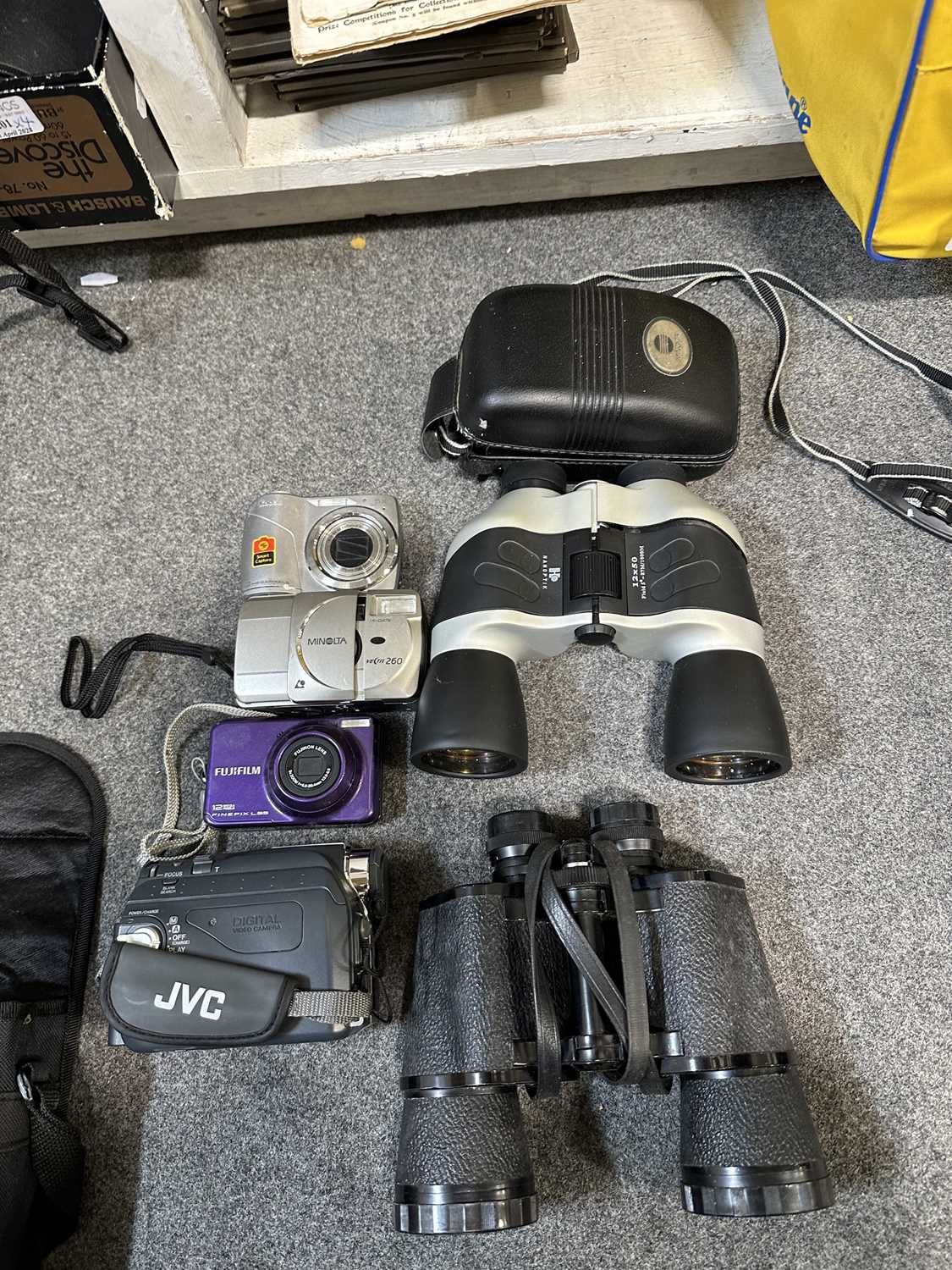 Assorted cameras and binoculars, - Image 2 of 3