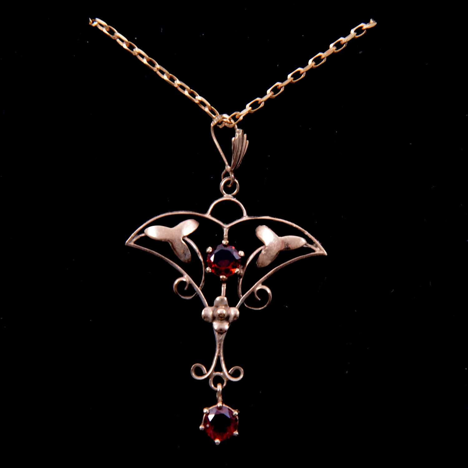 An Edwardian garnet pendant and chain.