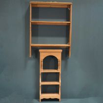 Four sets of pine pine open shelves.