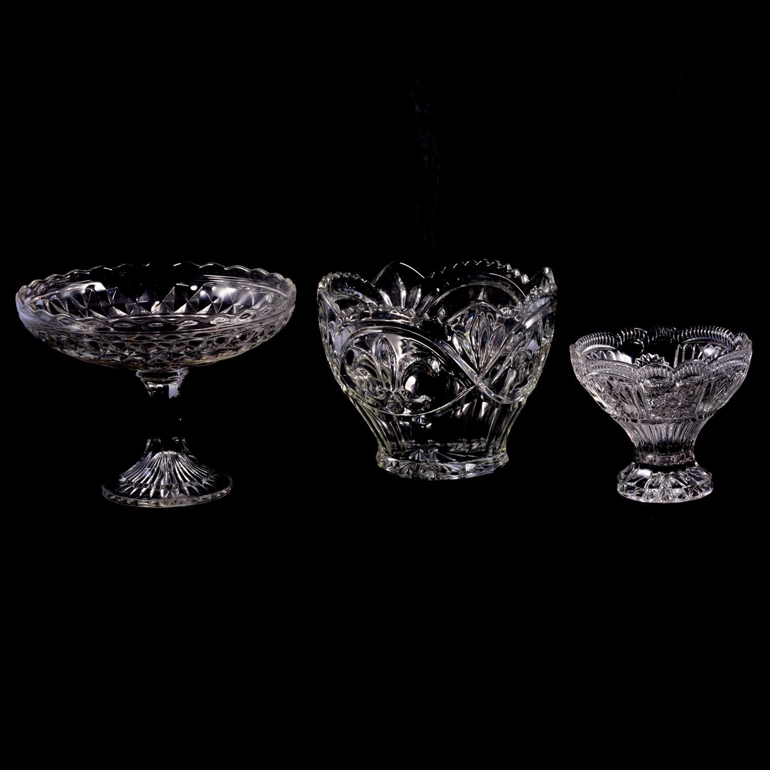 Collection of glassware to include bowls, cakestands, etc