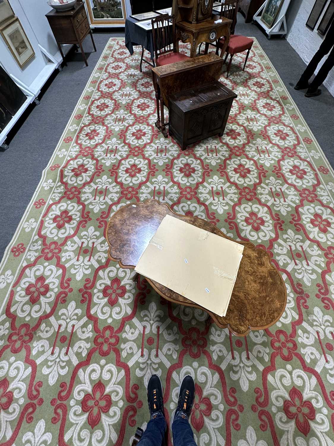 A large seamed Axminster carpet - Bild 3 aus 4