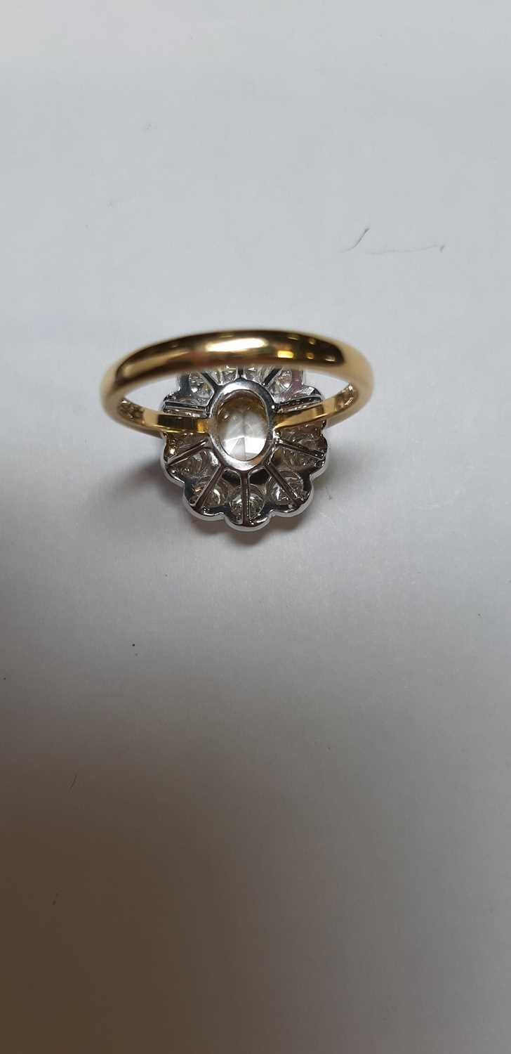 A diamond cluster ring. - Image 4 of 6