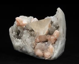 Geode calcedonio con apofillite e calcite, Distretto di Jalgaon, Maharashtra, India