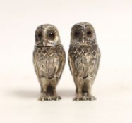 A modern pair of silver owl pepperettes, London, 1997, 53mm.