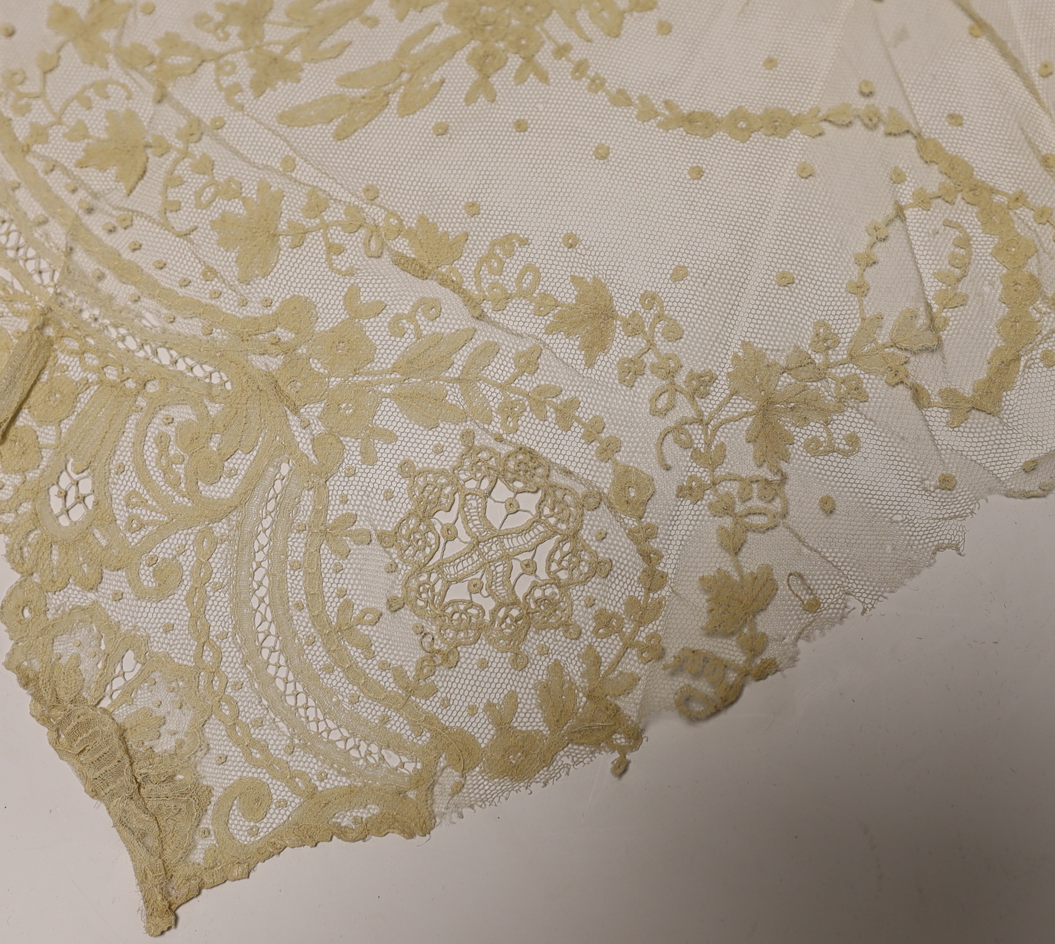Late 19th century bobbin lace trimming: a length of mixed Brussels bobbin and needle lace trim, - Image 3 of 6