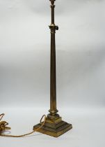 An Edwardian brass-column telescopic table lamp, 68cm high