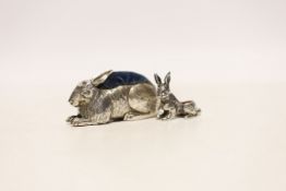 An Edwardian novelty silver pin cushion, modelled as a hare, ?M, Birmingham, 1907, length 67mm and a