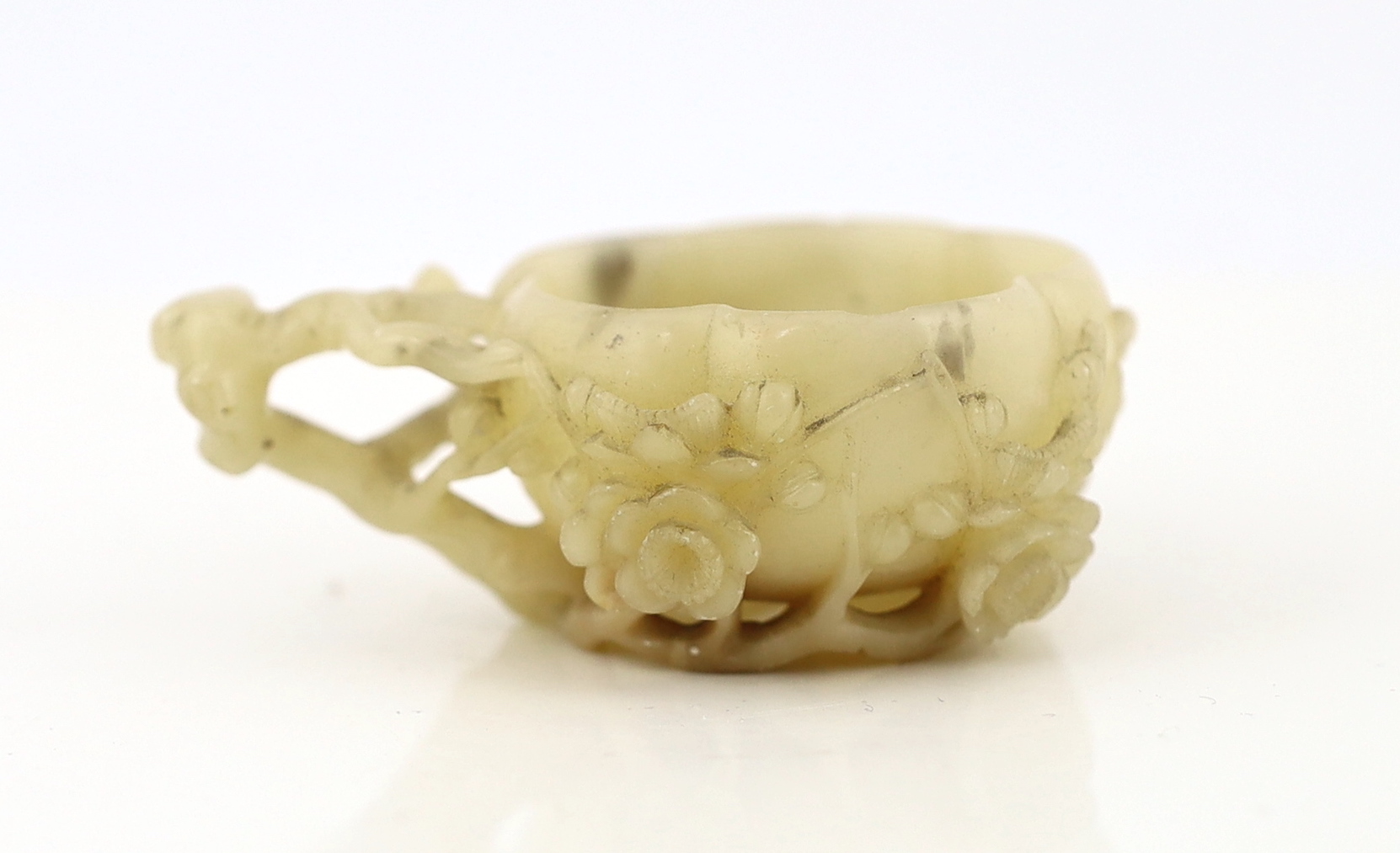 A Chinese creamy white soapstone ‘plum blossom’ cup, 18th/19th century, carved in high relief and - Bild 2 aus 6