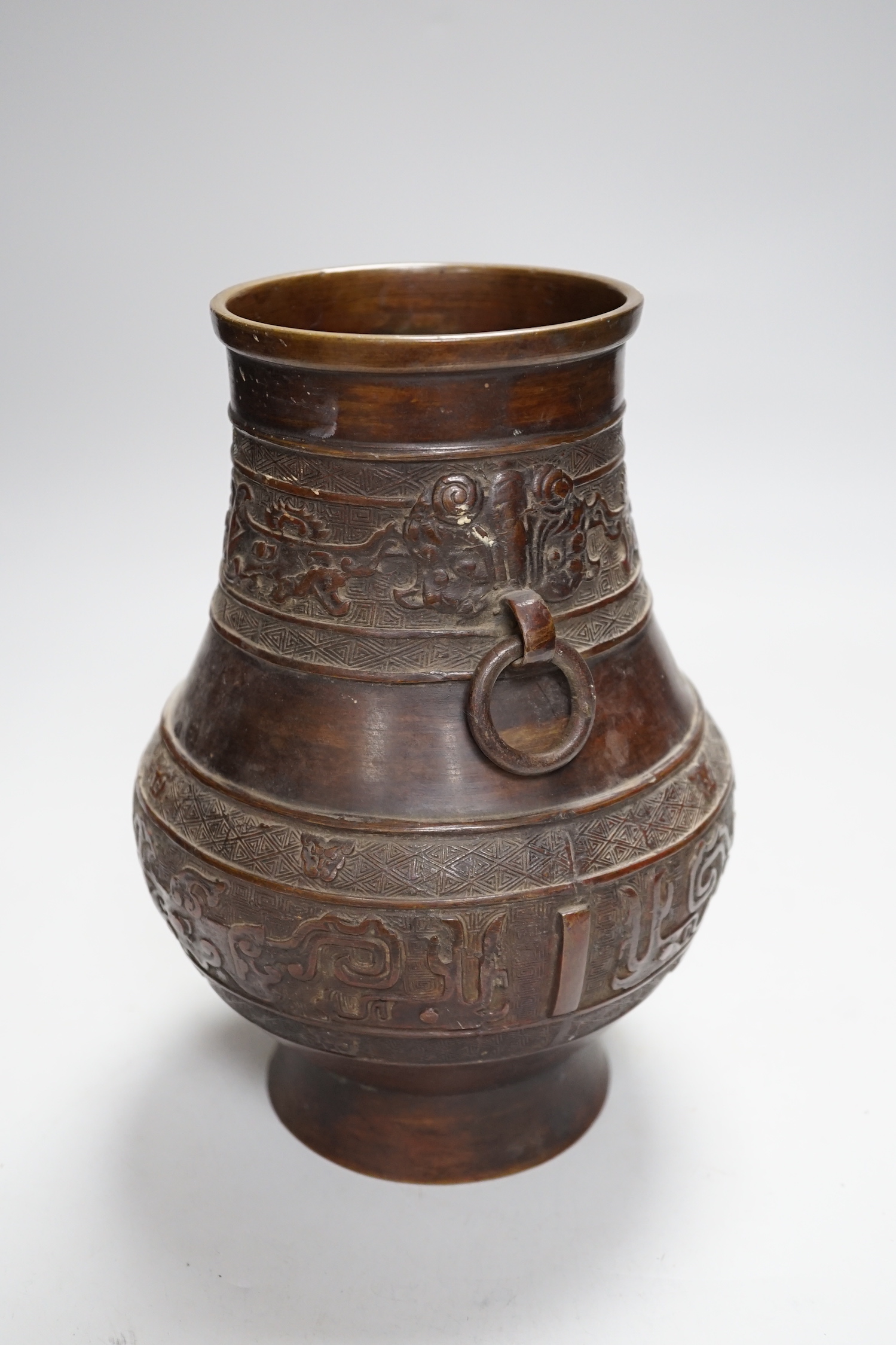 A Chinese archaistic bronze vase, hu, Xuande mark, 19th century, 24cm high - Bild 4 aus 5