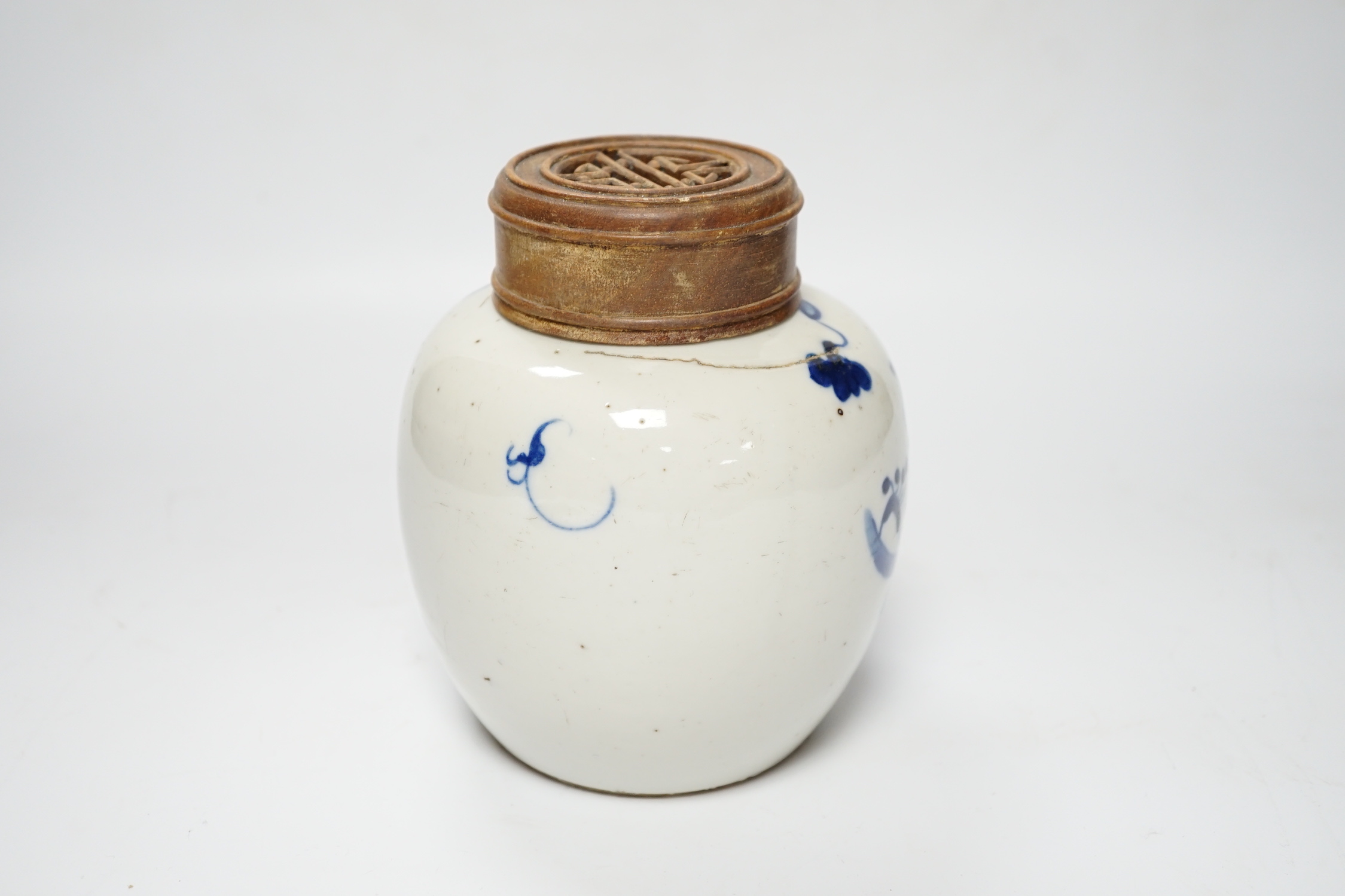 A Chinese blue and white jar, 19th century, with pierced hardwood lid, 15cm high - Bild 3 aus 5