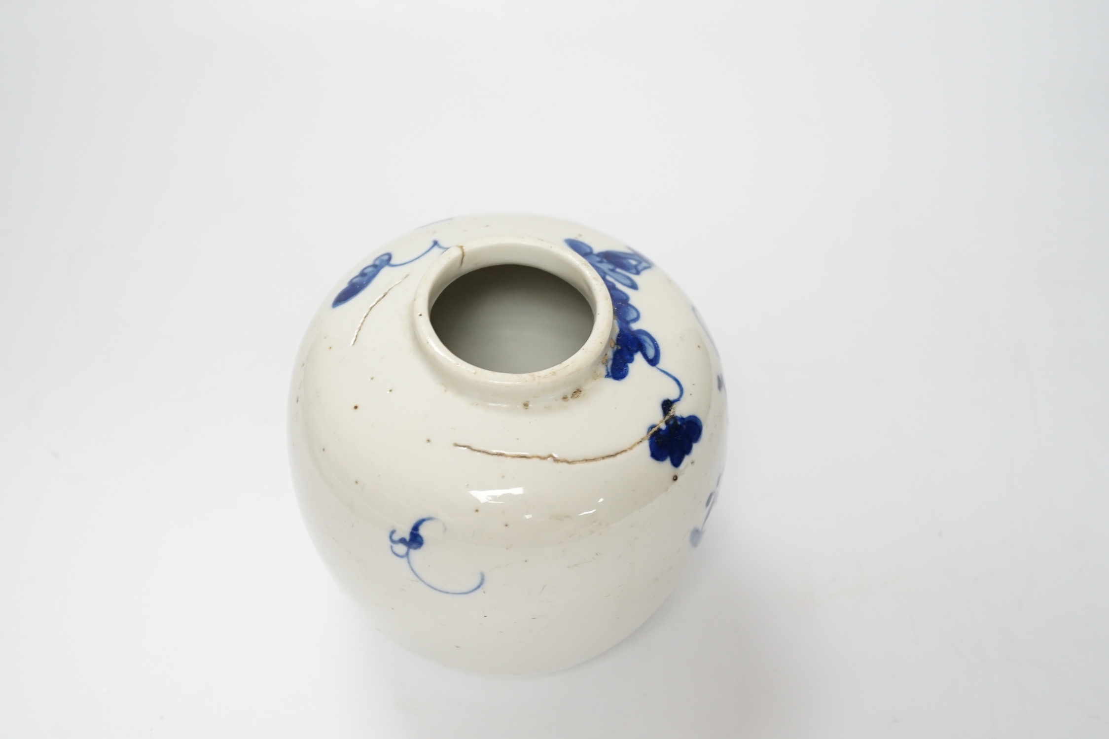 A Chinese blue and white jar, 19th century, with pierced hardwood lid, 15cm high - Bild 4 aus 5