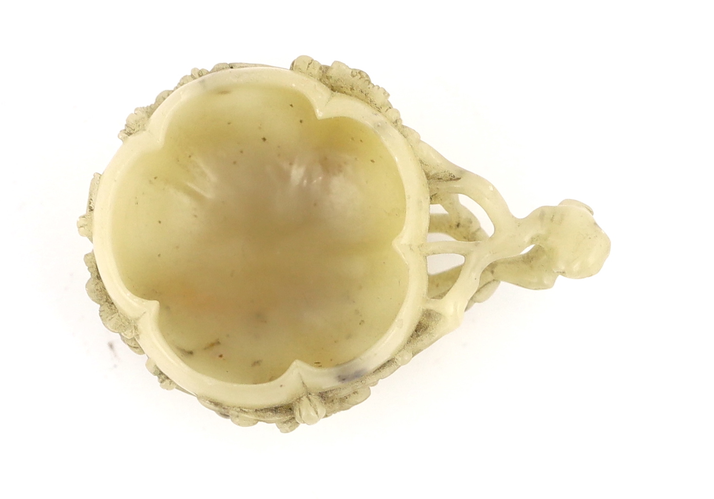 A Chinese creamy white soapstone ‘plum blossom’ cup, 18th/19th century, carved in high relief and - Bild 5 aus 6