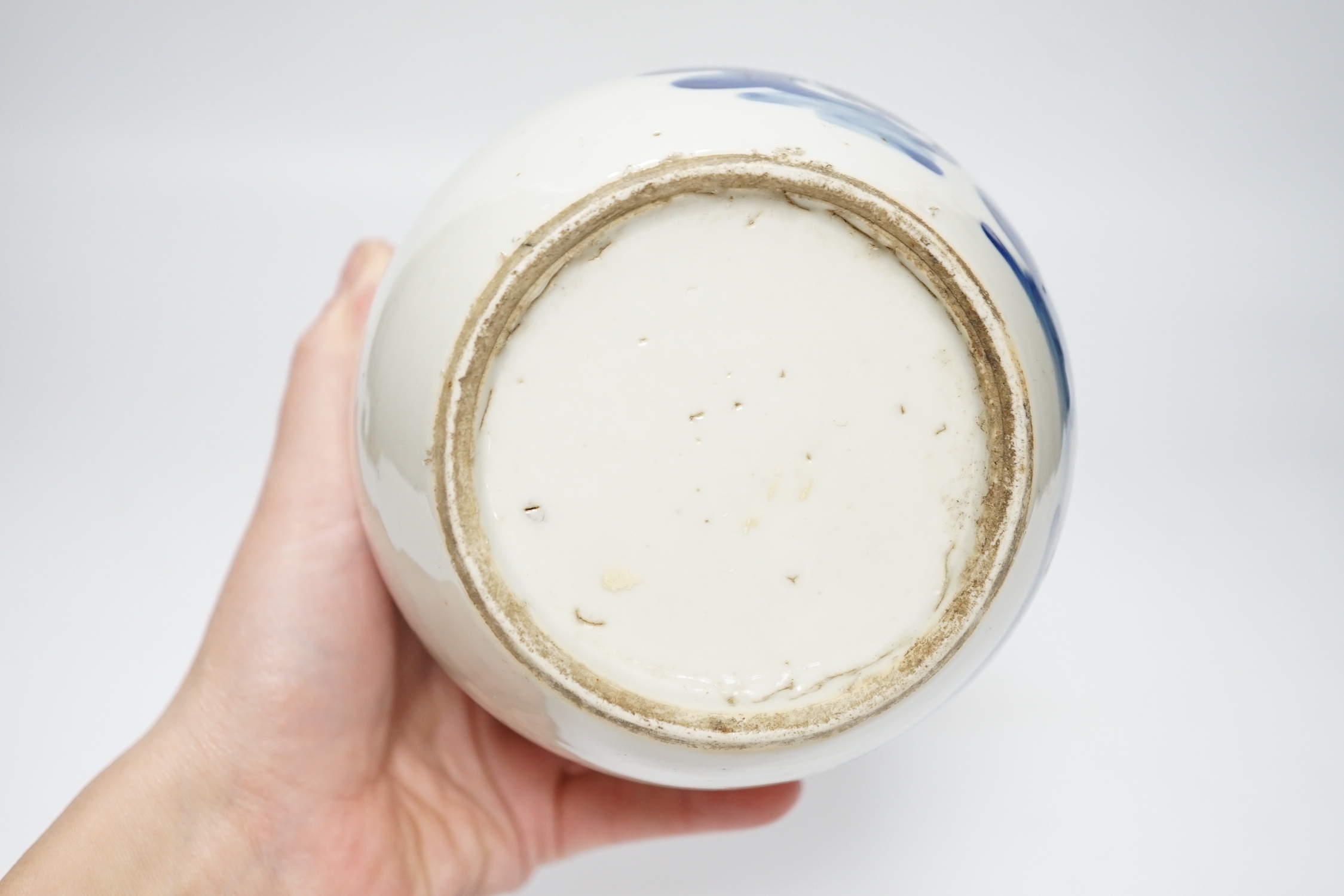 A Chinese blue and white jar, 19th century, with pierced hardwood lid, 15cm high - Bild 5 aus 5