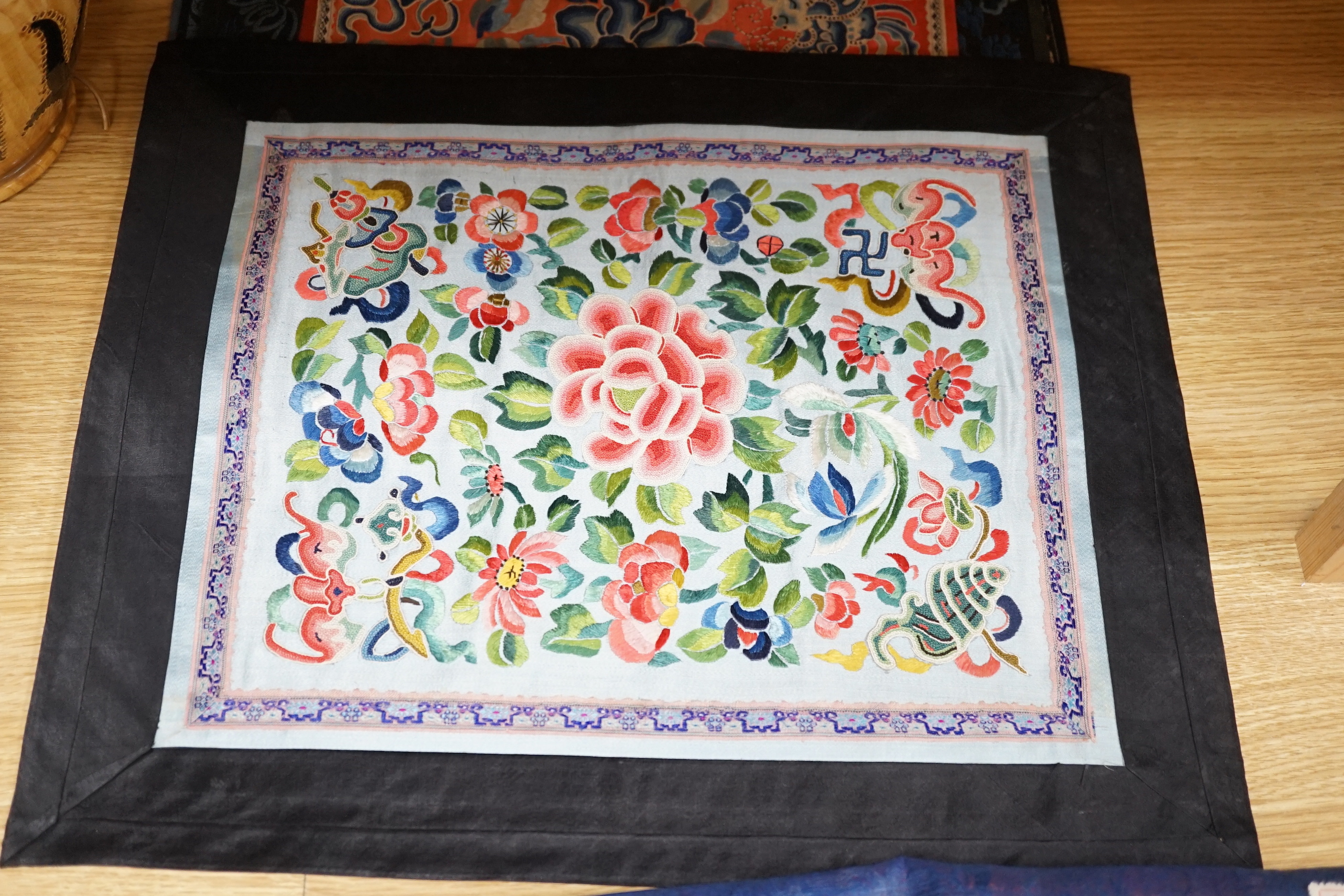 Six Chinese silk mats, embroidered with silk polychrome thread, all using mixed stitches including - Bild 3 aus 4