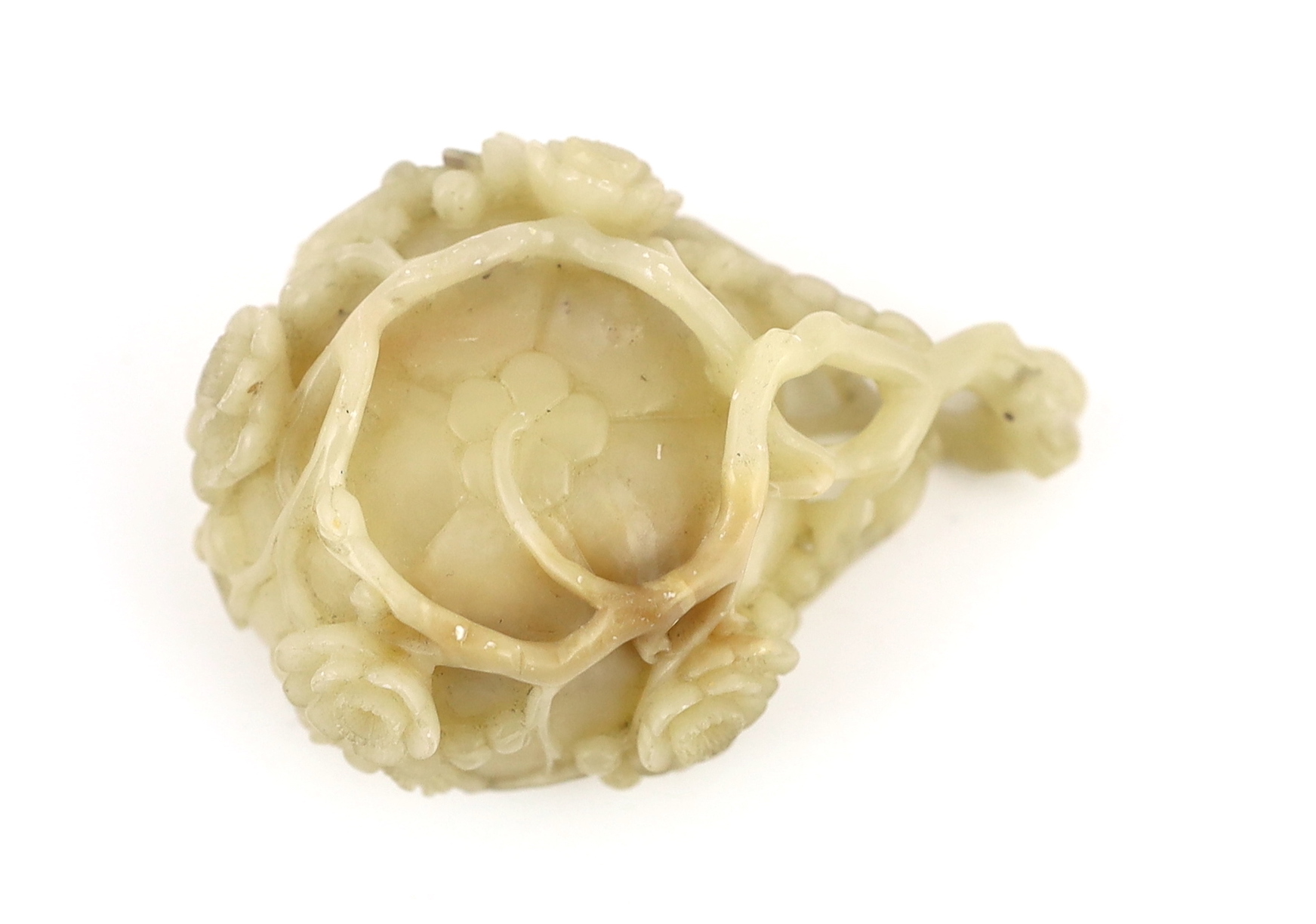 A Chinese creamy white soapstone ‘plum blossom’ cup, 18th/19th century, carved in high relief and - Bild 6 aus 6