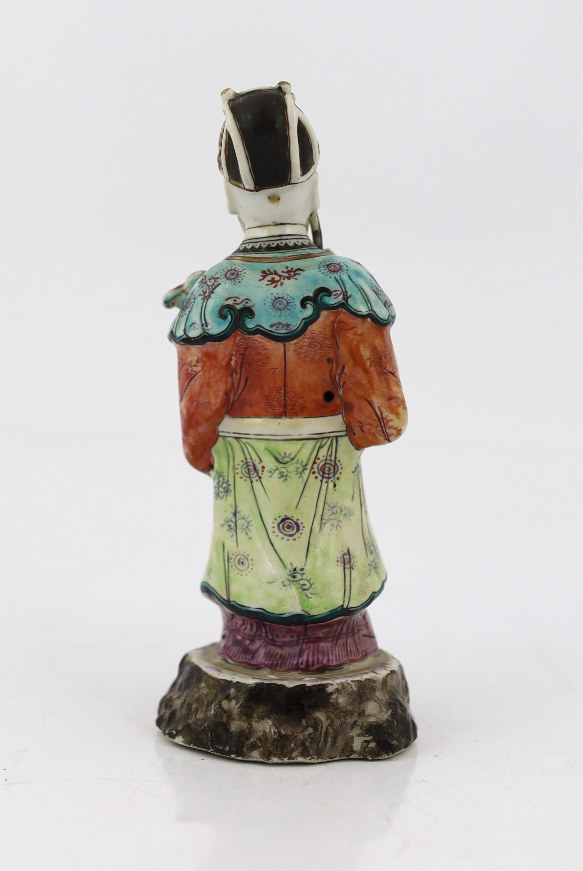 A Chinese enamelled porcelain figure of a court official, Jiaqing period (1796-1820), standing and - Bild 4 aus 5