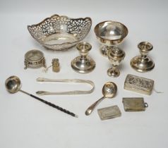 A small quantity of silver items to include a presentation snuff box, Chester, 1901, 69mm, vesta