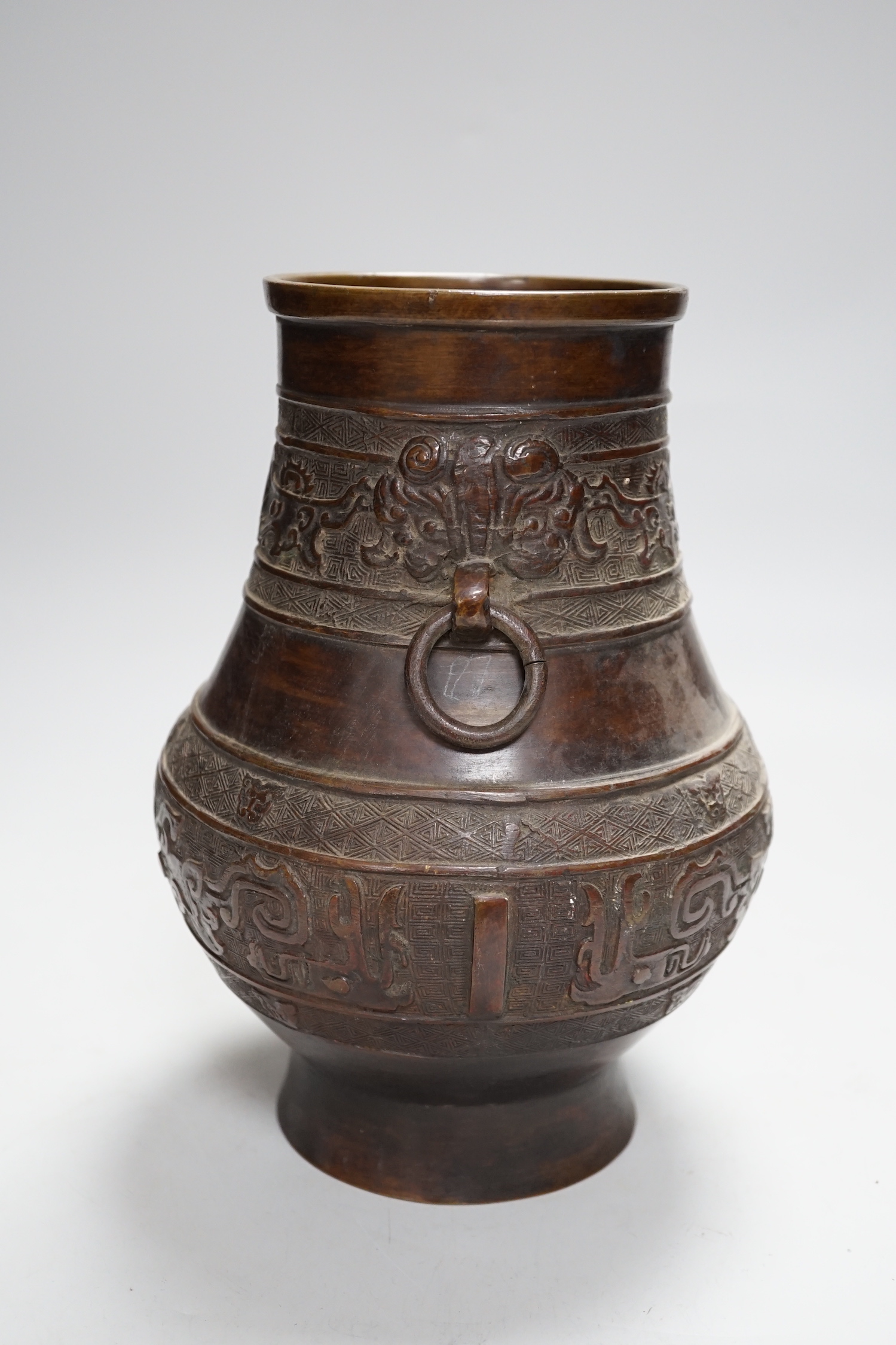 A Chinese archaistic bronze vase, hu, Xuande mark, 19th century, 24cm high - Bild 2 aus 5