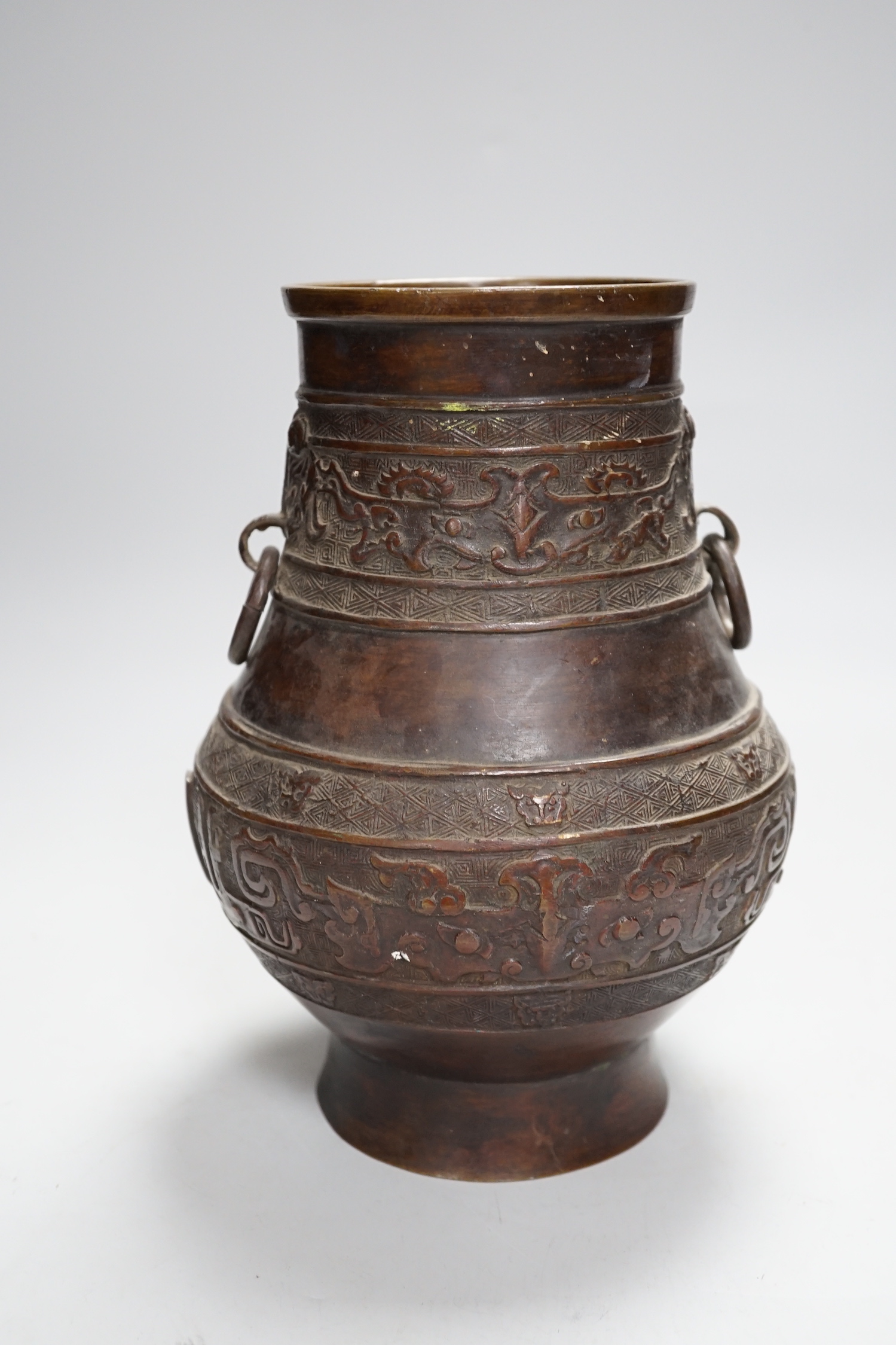 A Chinese archaistic bronze vase, hu, Xuande mark, 19th century, 24cm high - Bild 3 aus 5