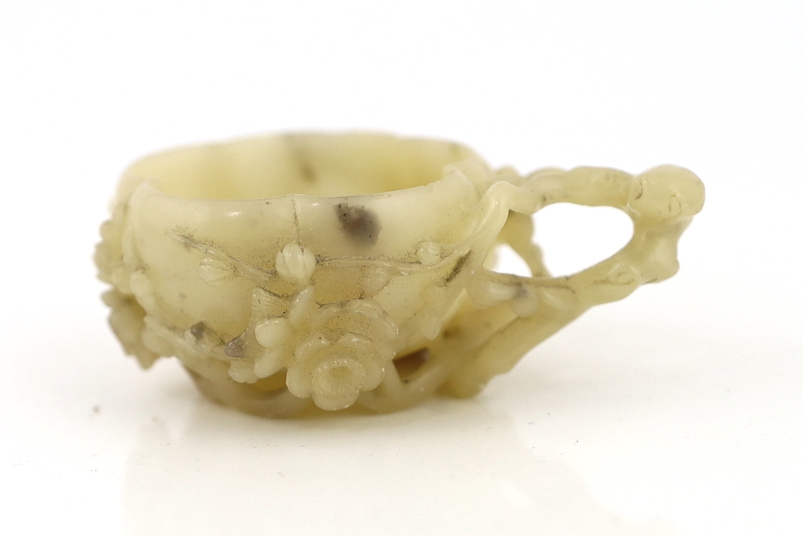 A Chinese creamy white soapstone ‘plum blossom’ cup, 18th/19th century, carved in high relief and - Bild 4 aus 6