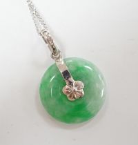 A modern 14k white metal and jade set disc pendant, 18mm, on a 9ct white gold chain, 42cm, gross