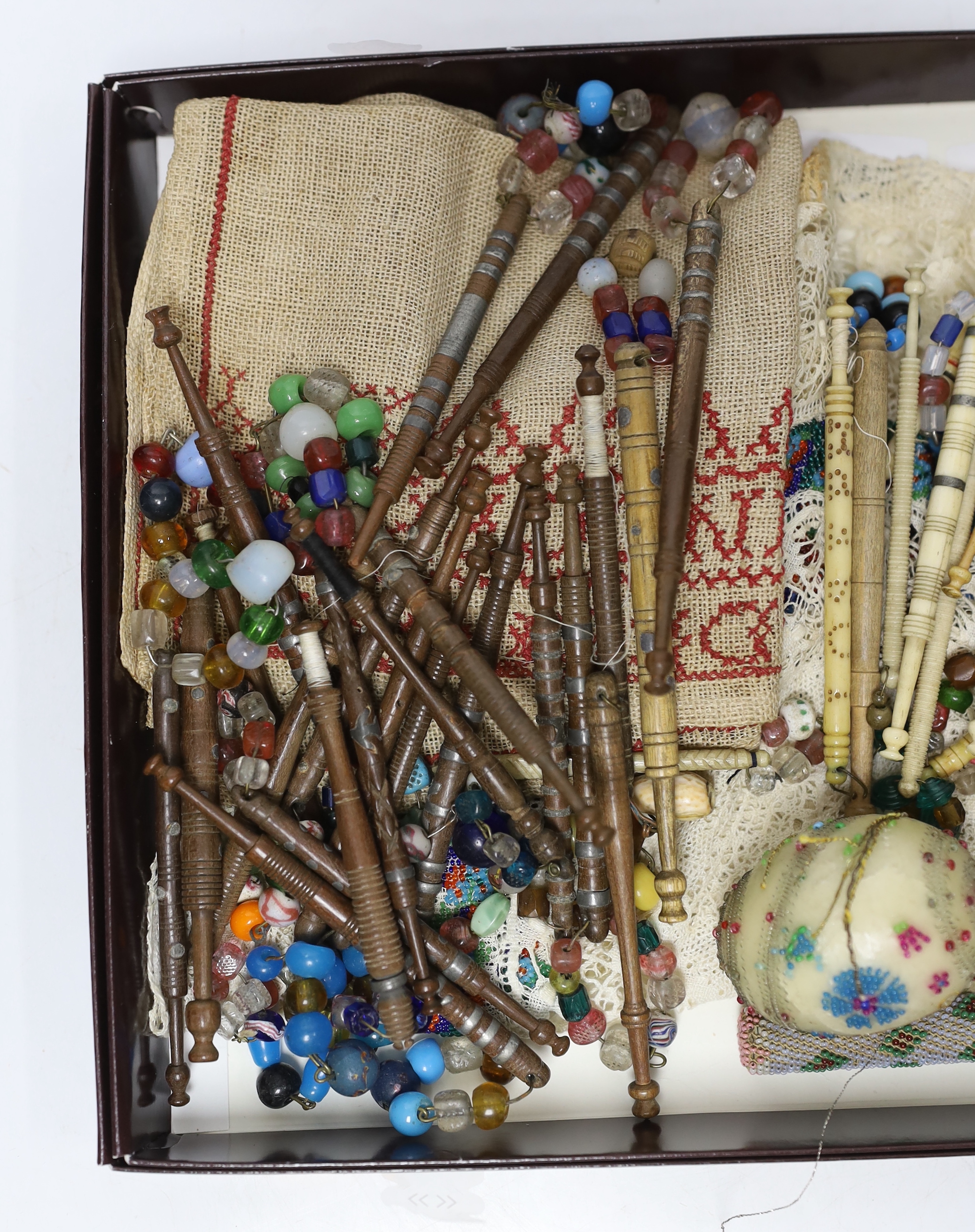 Sewing items: including a collection of bone and wooden lace maker’s bobbins, a beadworked - Bild 2 aus 3