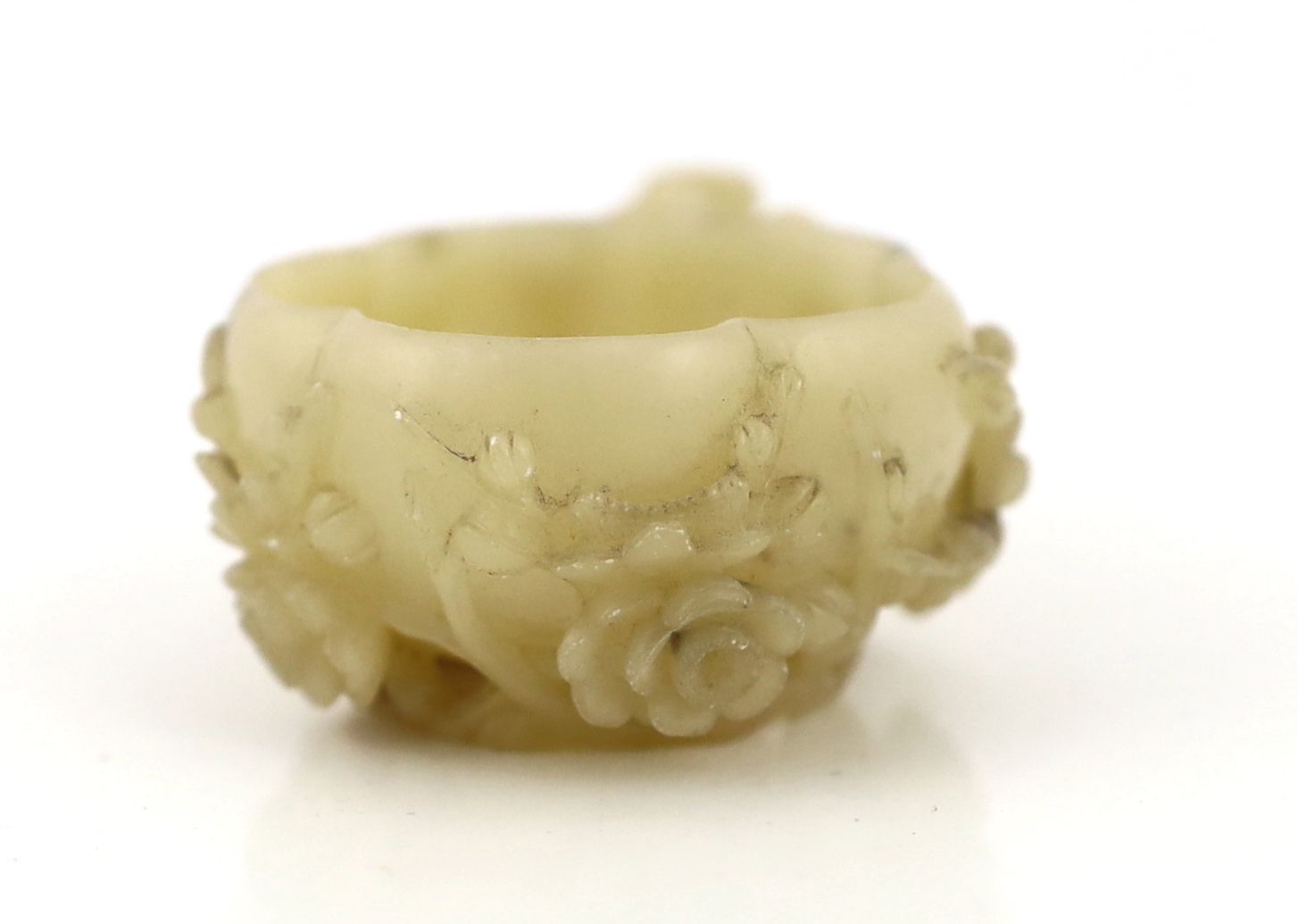 A Chinese creamy white soapstone ‘plum blossom’ cup, 18th/19th century, carved in high relief and - Bild 3 aus 6