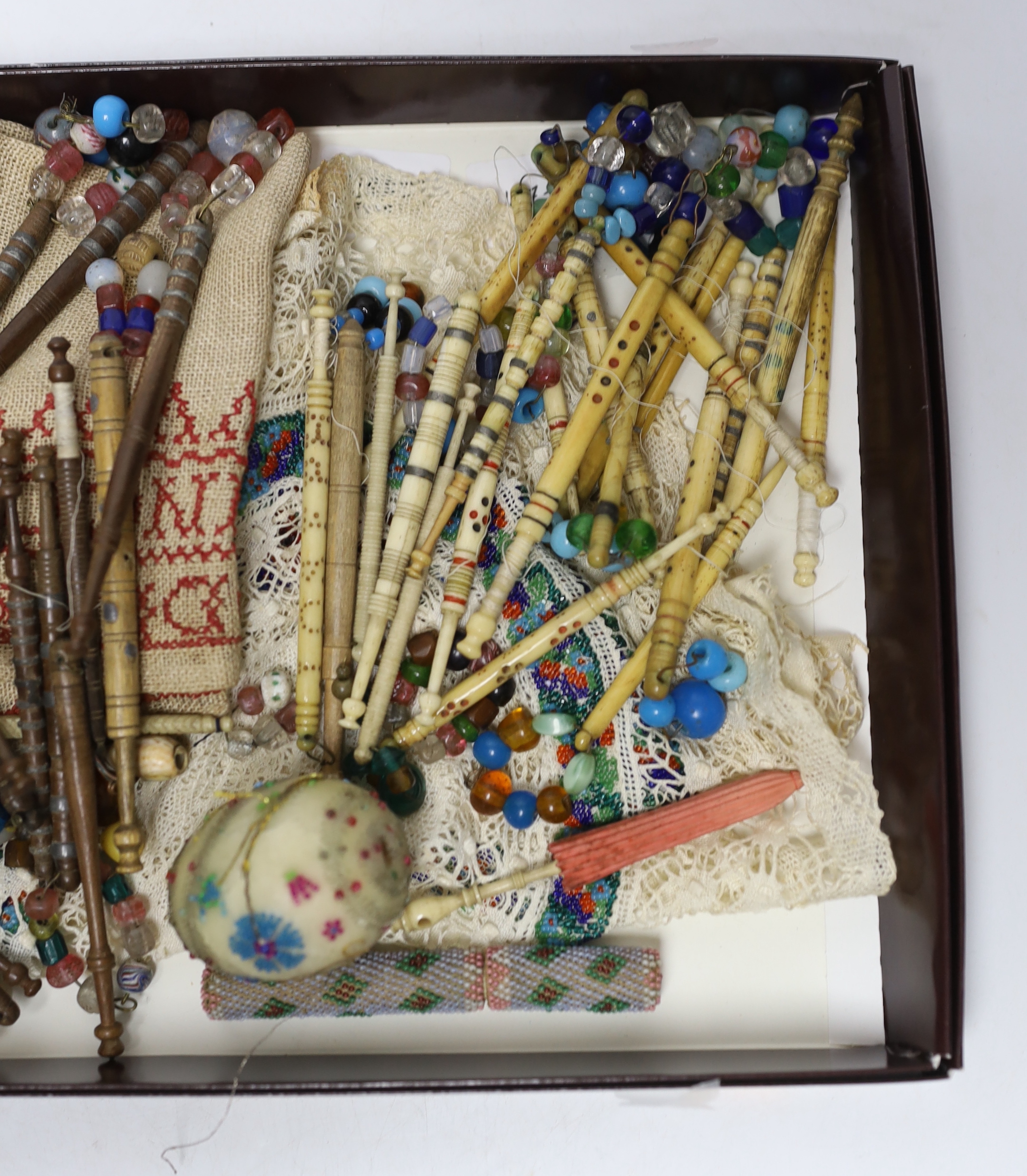 Sewing items: including a collection of bone and wooden lace maker’s bobbins, a beadworked - Bild 3 aus 3