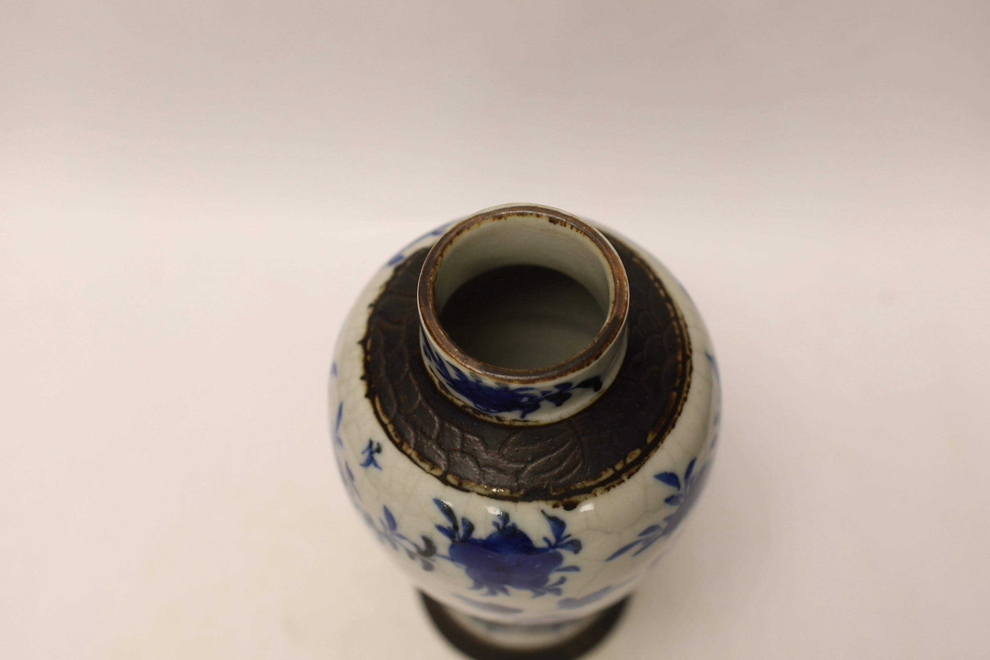 A late 19th century Chinese crackle glaze vase and cover, 30cm - Bild 5 aus 6