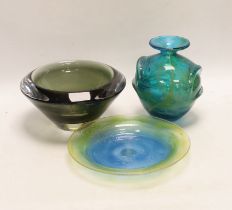 A Mdina 'Pulled Ear' glass vase, a Monart glass dish and an art glass bowl, tallest 15.5cm
