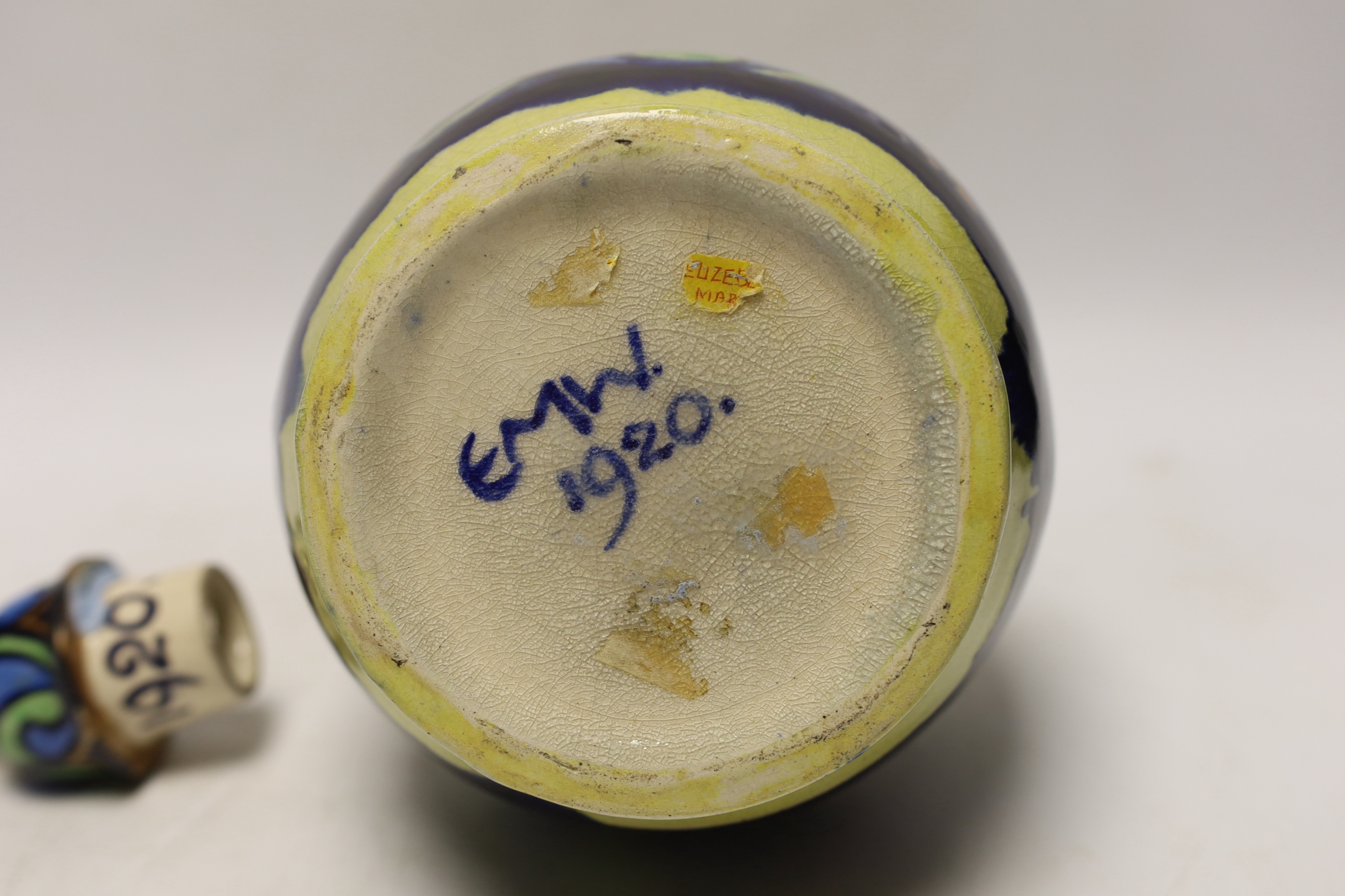 Elizabeth Mary Watt (1886-1954), a pottery bottle vase and cover, initialled EMW and dated 1920, - Bild 4 aus 4