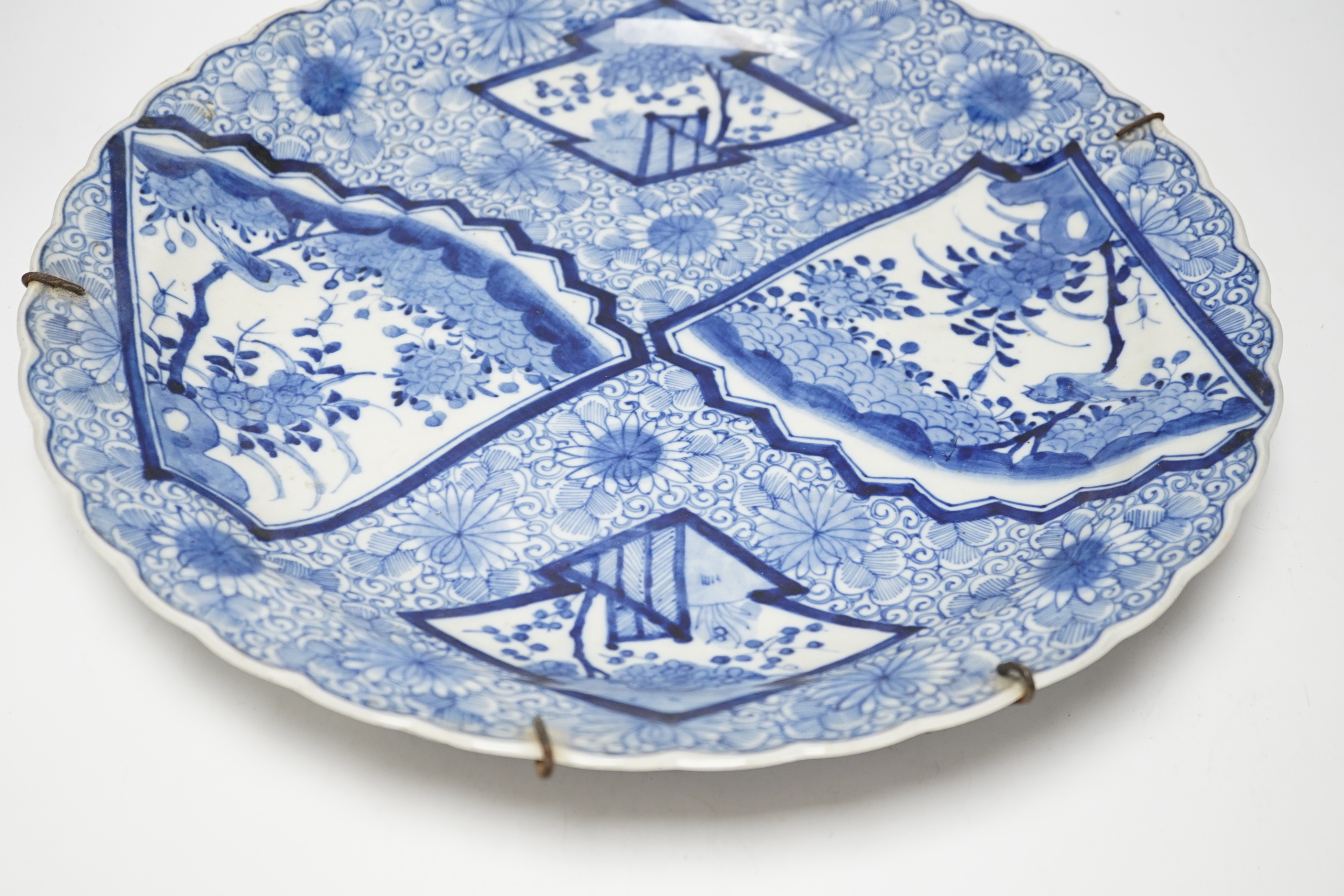A Japanese blue and white charger, early 20th century, 40cm diameter - Bild 3 aus 4