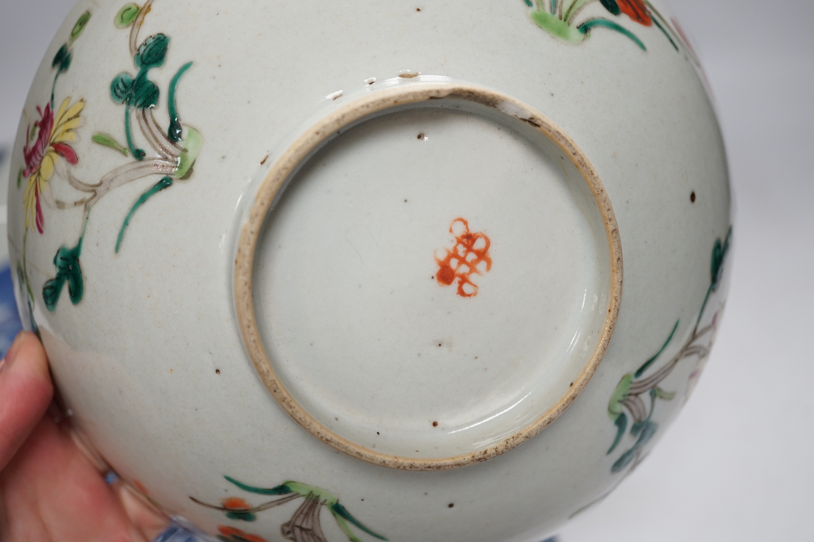 Assorted Chinese and Japanese ceramics comprising a famille rose bowl, two blue and white plates and - Bild 7 aus 14