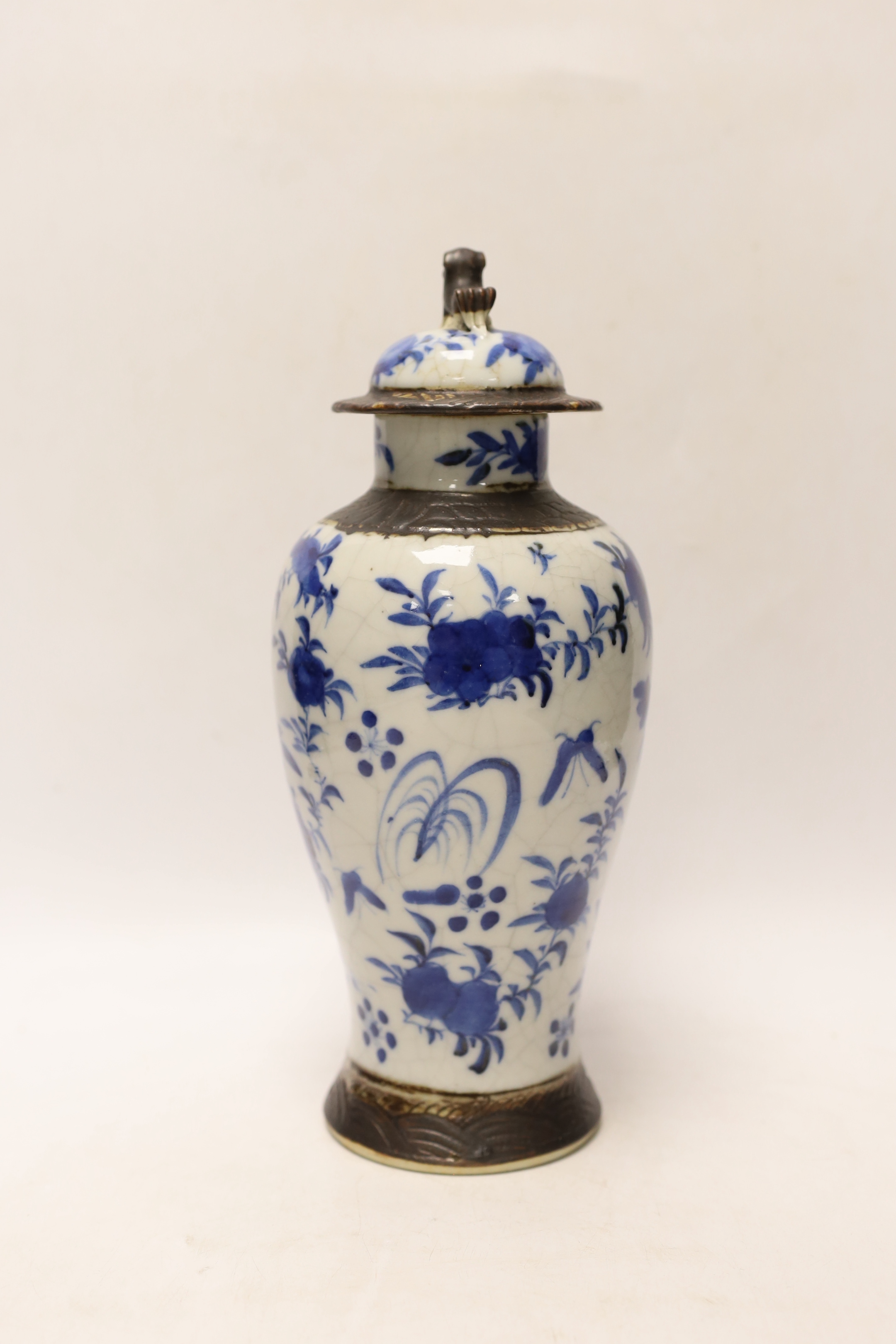 A late 19th century Chinese crackle glaze vase and cover, 30cm - Bild 3 aus 6