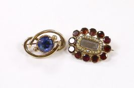 A Victorian yellow metal and single stone foil backed sapphire set scrolling mourning broch, verso