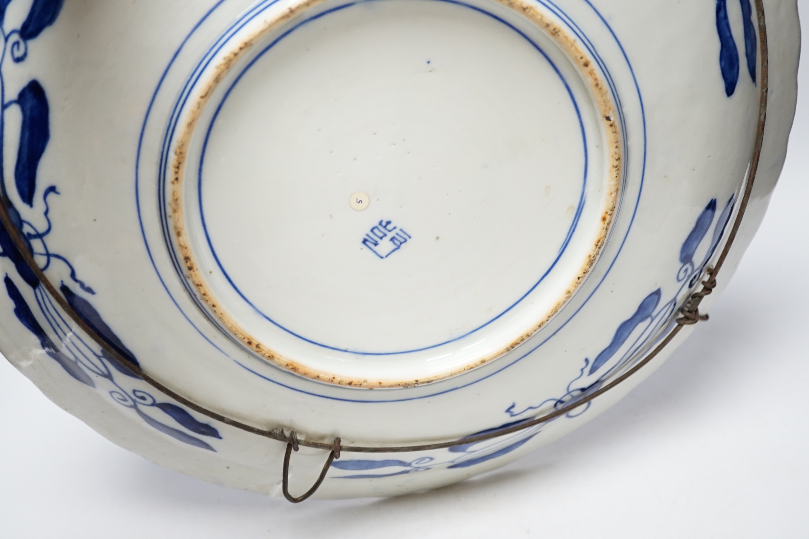 A Japanese blue and white charger, early 20th century, 40cm diameter - Bild 4 aus 4