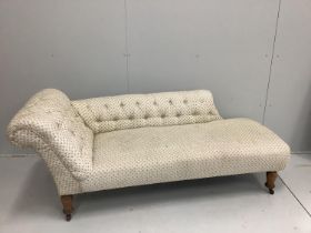 An Edwardian beech button back chaise longue, width 178cm, depth 70cm, height 72cm