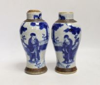 A pair of Chinese blue and white crackle glaze vases, late 19th century, 17cm