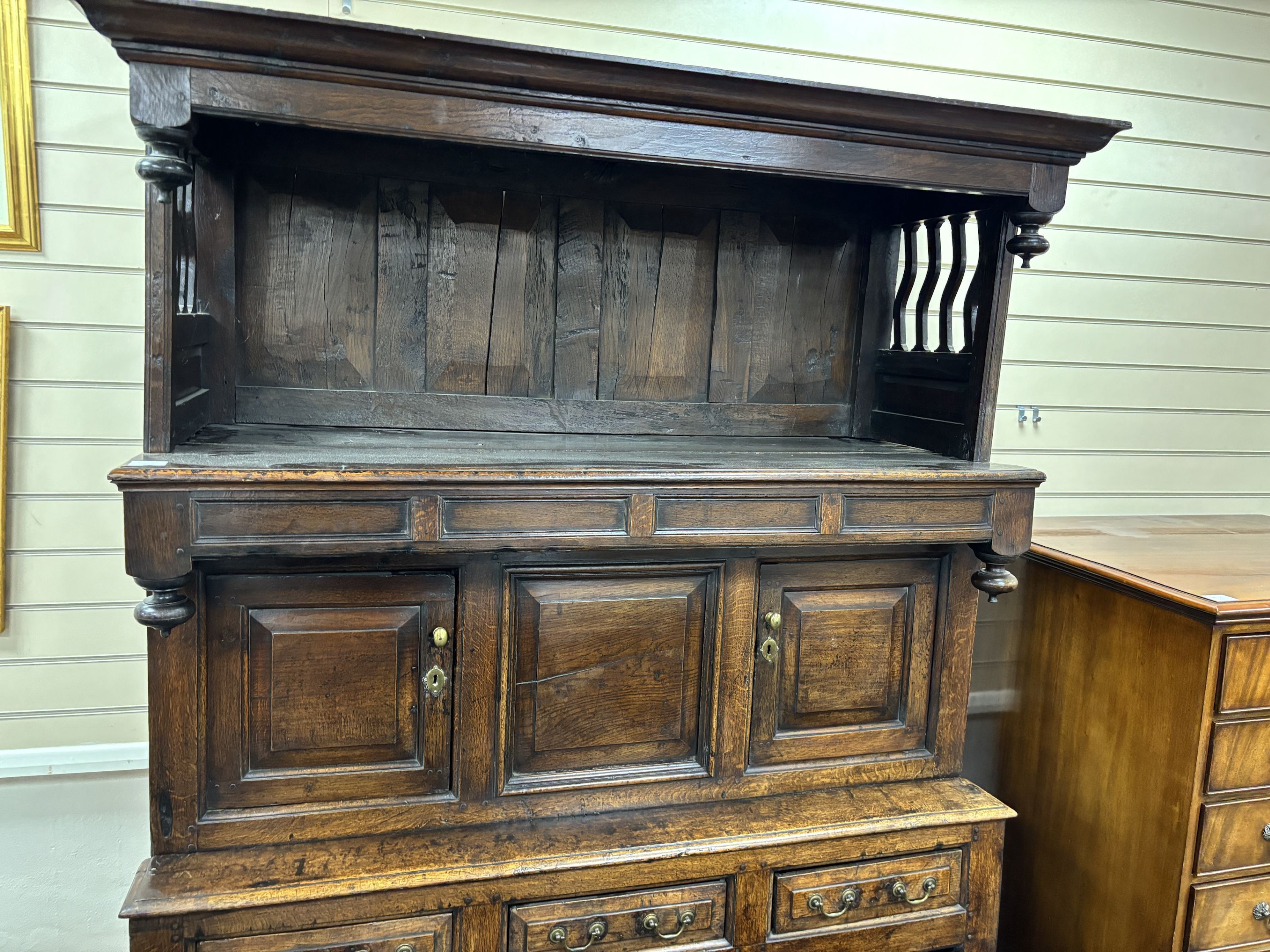 A mid 18th century Welsh oak Cwprdd Tridarn, width 136cm, depth 55cm, height 204cm - Bild 3 aus 3