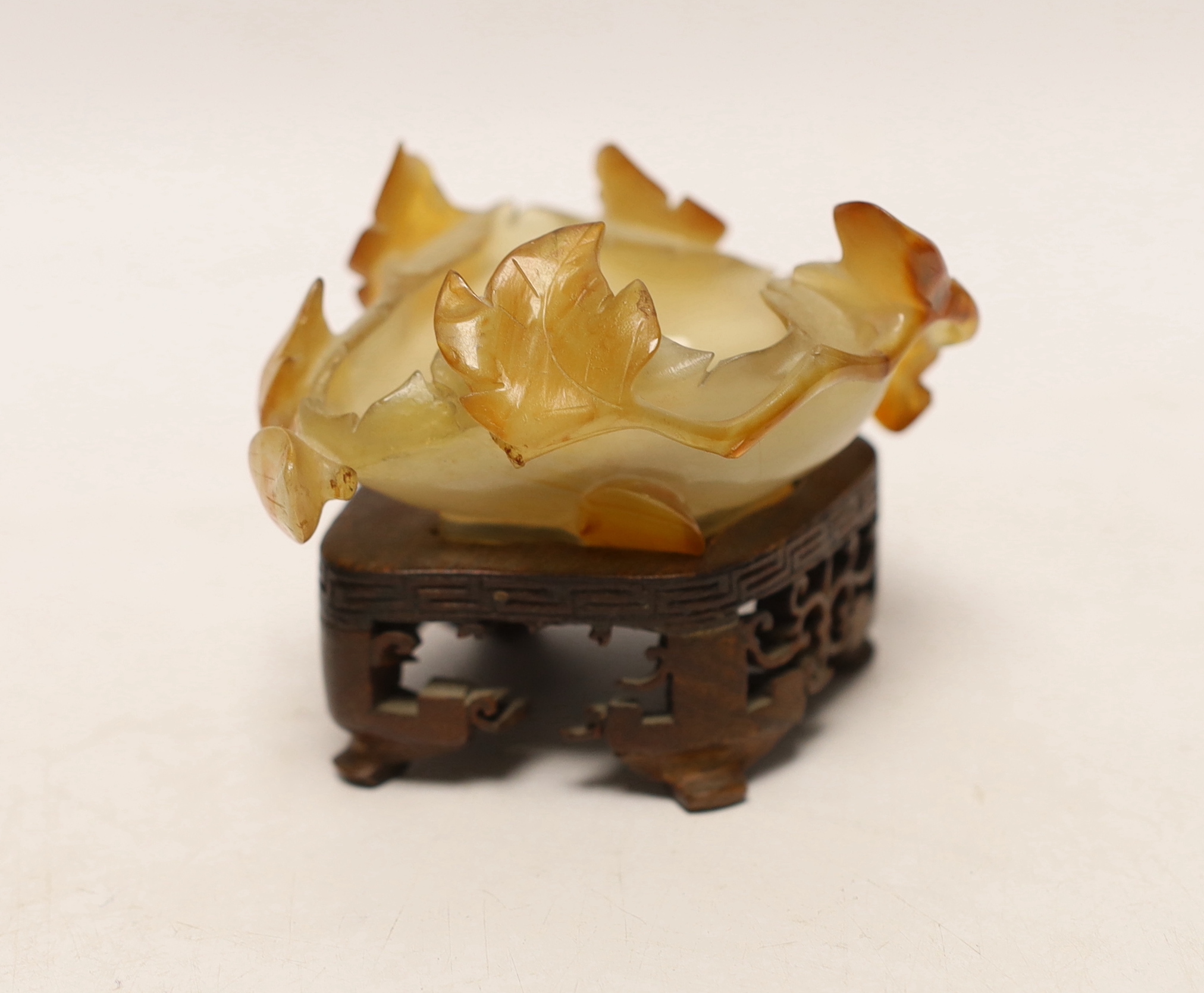 A Chinese agate brushwasher on carved stand, 8cms high including stand - Image 2 of 4