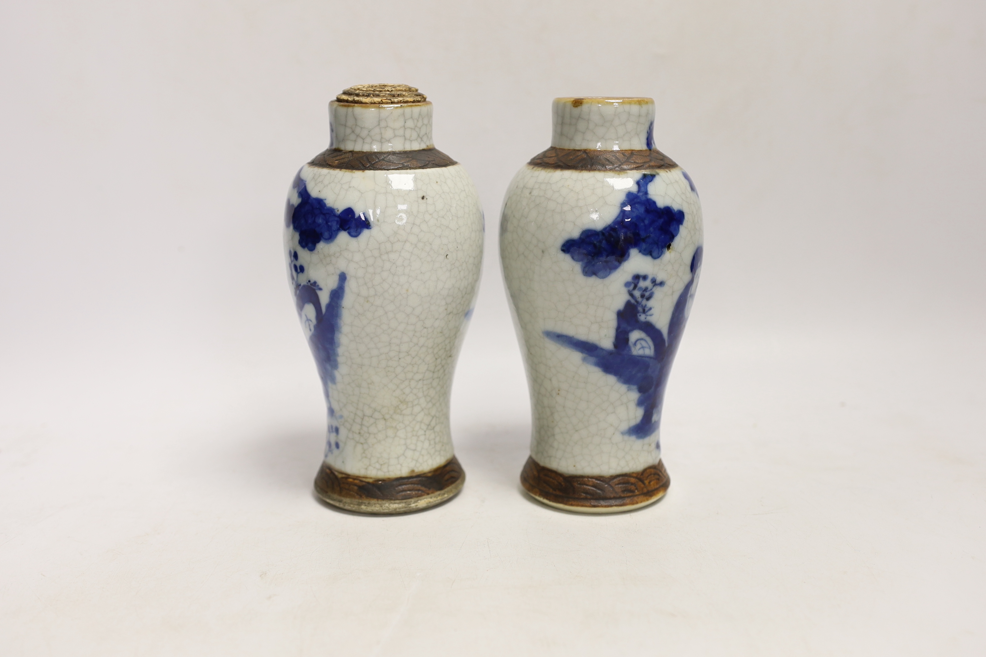 A pair of Chinese blue and white crackle glaze vases, late 19th century, 17cm - Bild 2 aus 4